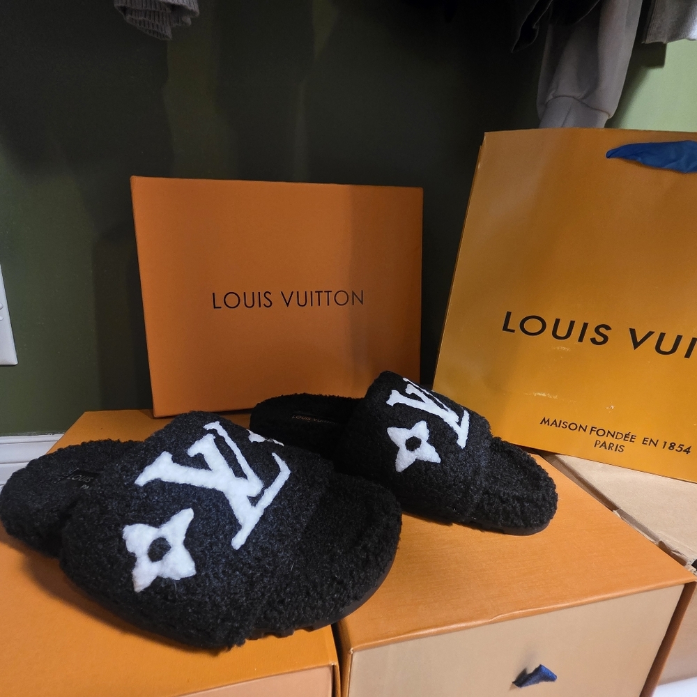 LV Sherpa Slippers Size 38 Usa 7 Black With White